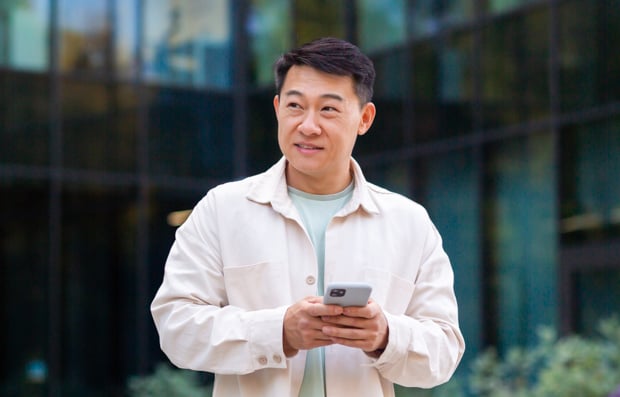 Individual holding a cellphone.